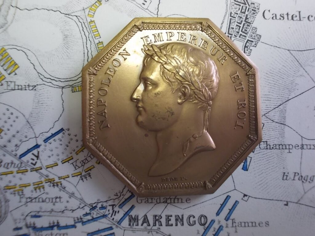 Medaglione ottagonale in bronzo, opera di Droz: al dritto il profilo laureato con la legenda «NAPOLEON EMPEREUR ET ROI».