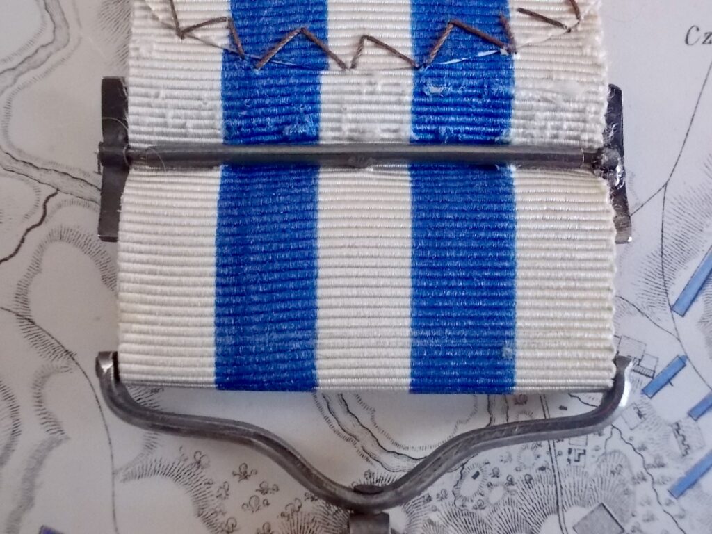 Il nastro bianco e azzurro con la fibbia