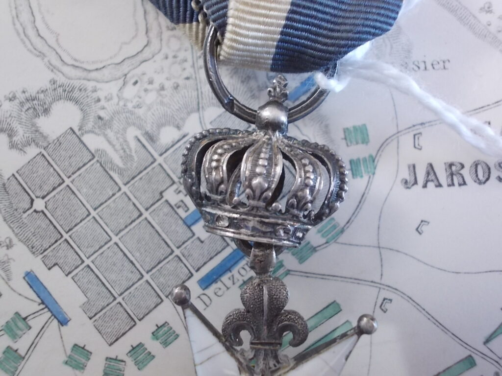 Fronte, ingrandimento del giglio e del medaglione