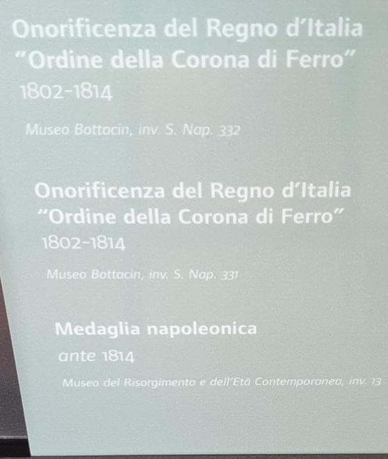 Cartellino espositivo: «Onorificenza del Regno d'Italia – Ordine della Corona di Ferro, 1802-1814», Museo Bottacin, inv. S. Nap. 331 e 332.