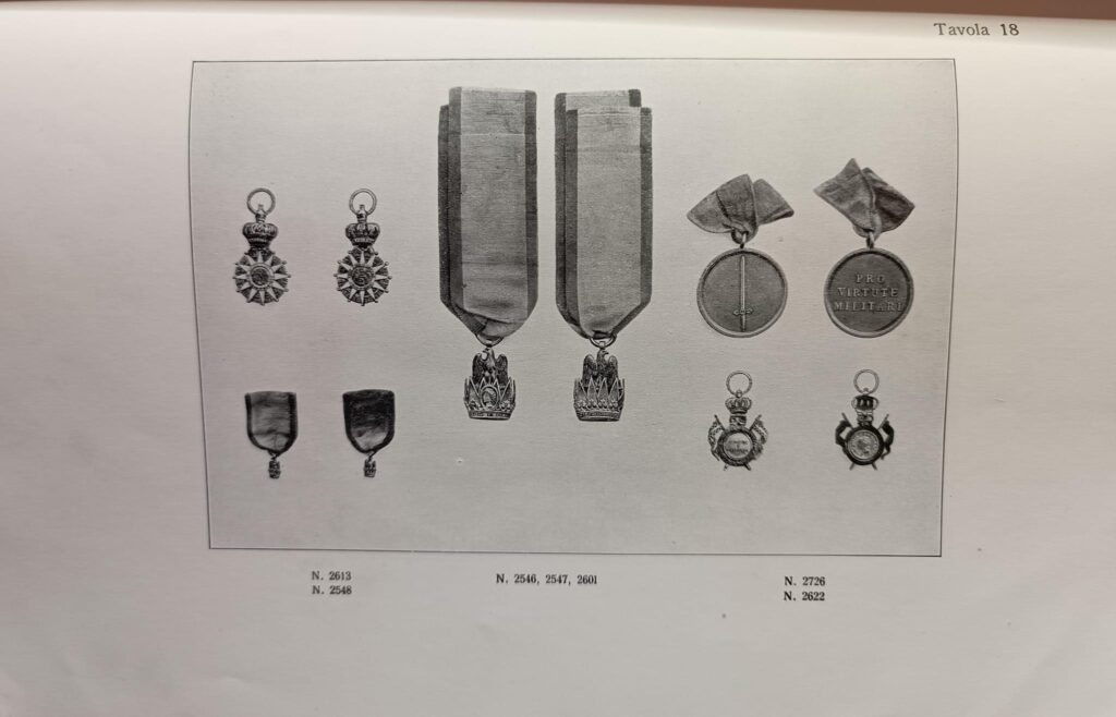 Pagina di catalogo, tavola 18: insegne della Legion d'Onore e decorazioni.