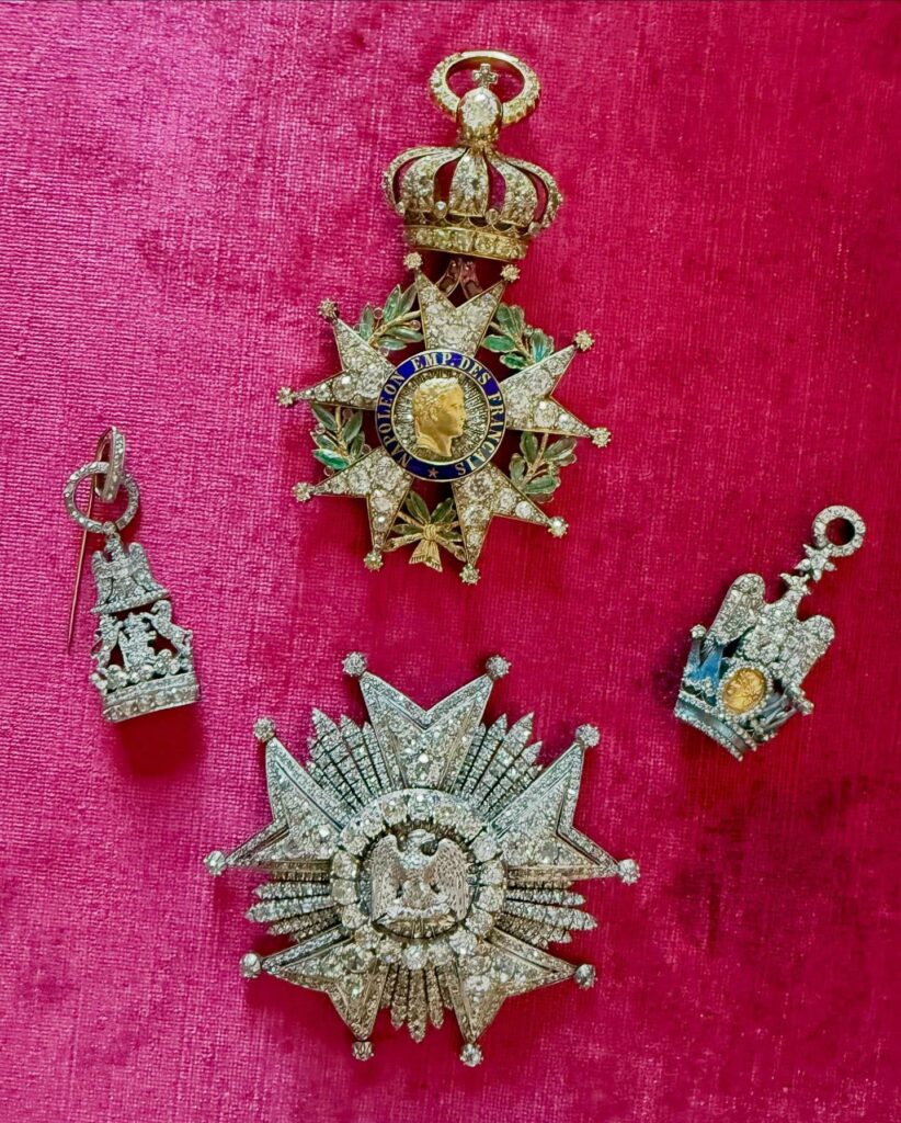 Insegne-gioiello della Legion d'Onore: gruppo con stella, placca e pendenti ad aquila.