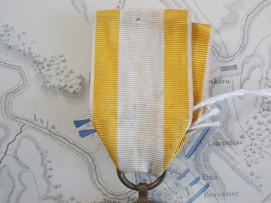 Il nastro giallo con riga bianca