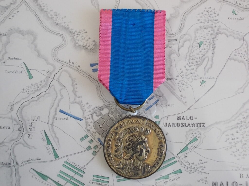 Medaglia napoletana: al dritto il busto elmato con la legenda «FERDINANDUS IV UTRIUSQUE SICILIAE REX»; nastro azzurro bordato di rosa.