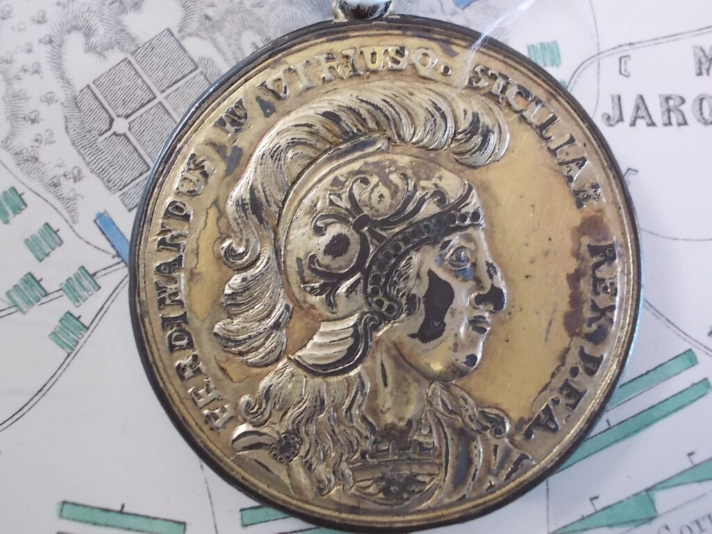 Medaglia napoletana al merito militare: al dritto il busto elmato di Ferdinando IV.