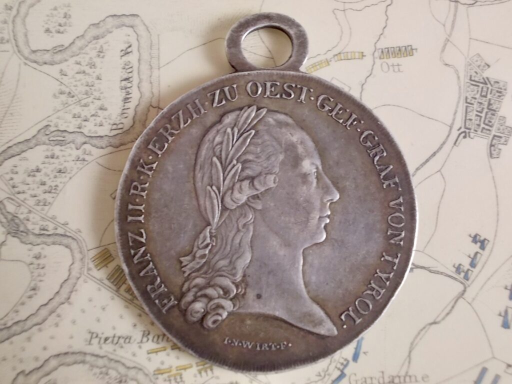 Medaglia tirolese per la difesa della patria, 1797: busto laureato e legenda «FRANZ II R. K. ERZH. ZU OEST. GEF. GRAF VON TYROL».