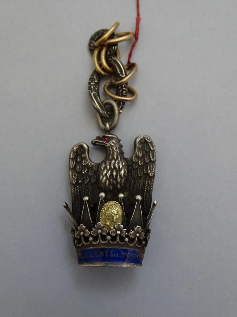 Pendente con aquila sulla corona ferrea e cammeo con il profilo di Napoleone, tipo 1809.