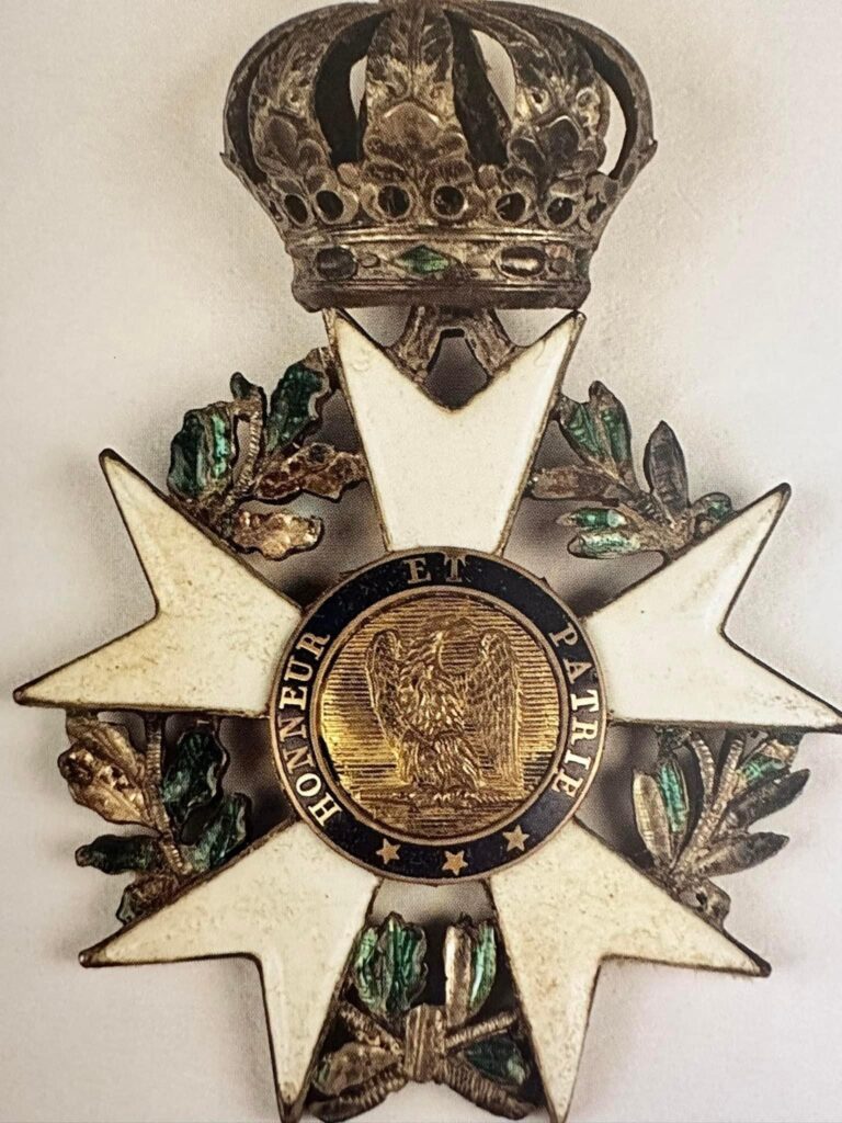 Placca da dignitario: stella raggiata con medaglione «HONNEUR ET PATRIE» e corona imperiale.