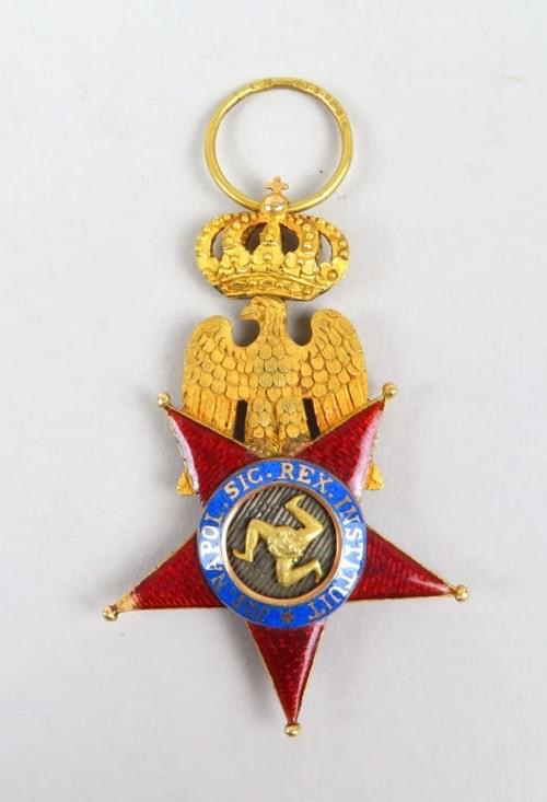 Insegna del Real Ordine delle Due Sicilie, istituito da Giuseppe Napoleone: stella a cinque punte smaltata di rosso con aquila dorata e corona, al centro la trinacria e la legenda «IOSEPH NAPOL. SIC. REX INSTITUIT».