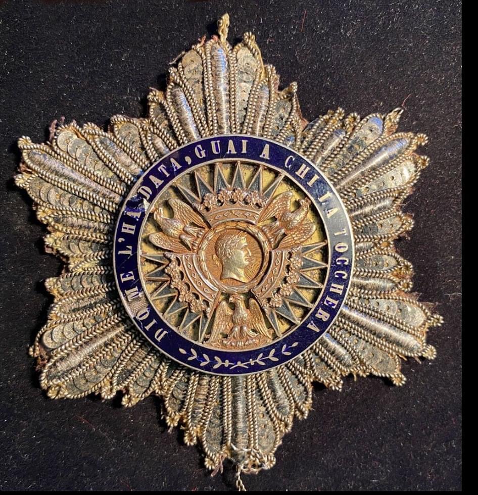 Placca da Gran Croce: profilo di Napoleone entro cerchio smaltato di blu con il motto «DIO ME L'HA DATA, GUAI A CHI LA TOCCA», su stella in canutiglia.